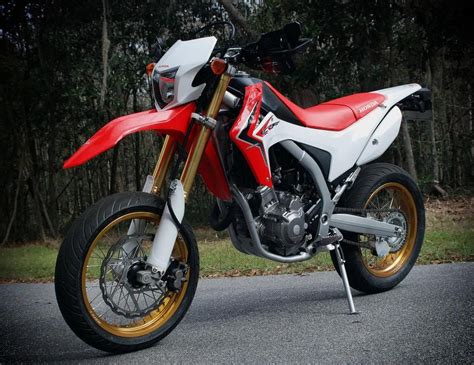 crf250l モタード 都市のアスファルトを駆ける野生の馬