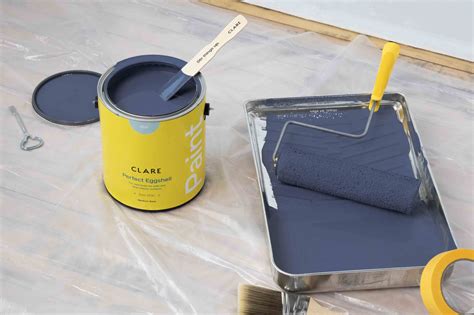 How Much Does a Quart of Paint Cover: A Dive into the World of Paint Coverage and Beyond